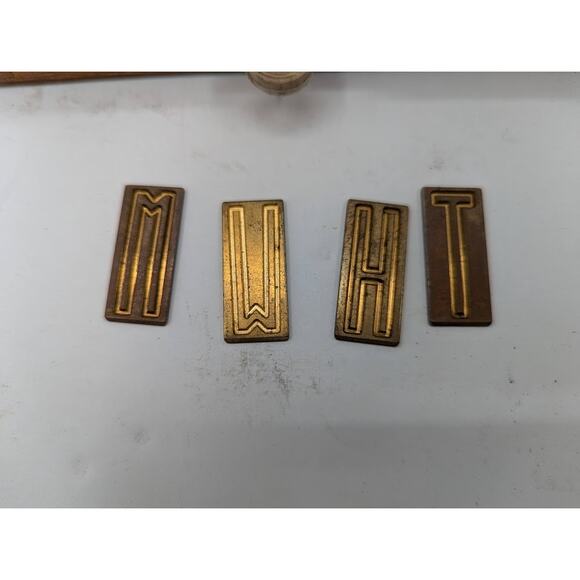 Gravograph Miscellaneous BRASS letters Typeset Printer 1 1/4 tall 1.5 LB woodbox - Picture 8 of 8